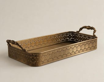 Bandeja decorativa dourada com alças - Bandeja ornamentada com filigrana para mesa de centro, penteadeira ou pufe.