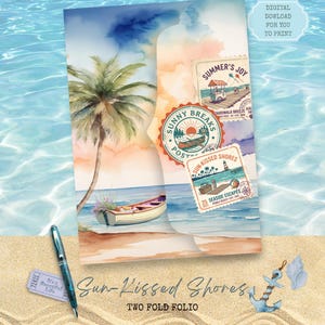 Könnte beinhalten: Ein zweifach gefaltetes Folio mit einer Aquarell-Strandszene, mit einer Palme, einem Boot und Vintage-Reisestempeln. Das Folio trägt den Titel "Sun-Kissed Shores" und enthält den Text "Digital Download For You To Print."