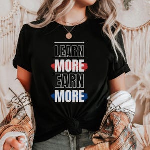 Lerne mehr Verdiene mehr Grafik Tee: Unisex Motivations-Shirt