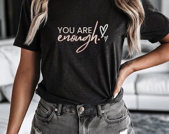 Sie sind genug Skript Herz T-Shirt | Aufmunterndes Typografie-Shirt