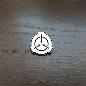 Pin esmaltado en blanco y negro con el logotipo clásico de SCP, símbolo de la Fundación de 2,5 cm (1 pulgada) - Reabastecido