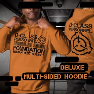 Puede incluir: Sudadera con capucha naranja con texto negro que dice "D-CLASS PERSONNEL" y "FOUNDATION HUMAN TEST SUBJECT". La sudadera tiene un diseño frontal y trasero. El diseño frontal incluye un código de barras y el logotipo de SCP Foundation.