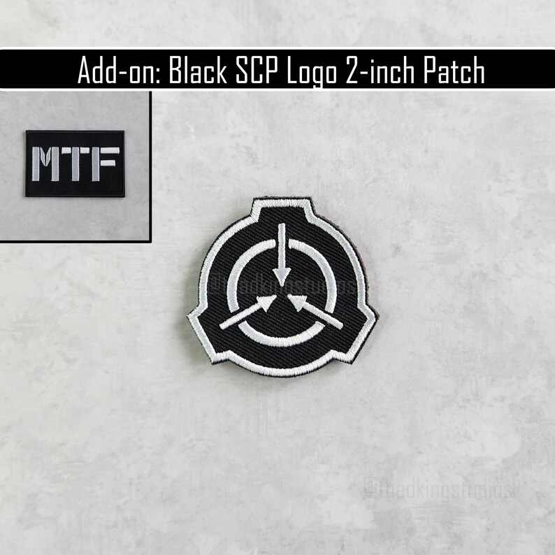 K&ouml;nnte beinhalten: Schwarz-wei&szlig;er, gestickter Aufn&auml;her mit dem SCP-Logo, ca. 5 cm Durchmesser. Der Aufn&auml;her hat einen schwarzen Hintergrund mit wei&szlig;em Rand und Design. Das Bild enth&auml;lt auch einen kleineren Aufn&auml;her mit den Buchstaben "MTF".