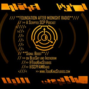 K&ouml;nnte beinhalten: Schwarz-oranges Grafikdesign f&uuml;r "Foundation After Midnight Radio", einen geskripteten SCP-Podcast. Das Design enth&auml;lt den Namen des Podcasts, ein zentrales Symbol und Social-Media-Handles. Die Website-Adresse ist ebenfalls enthalten.
