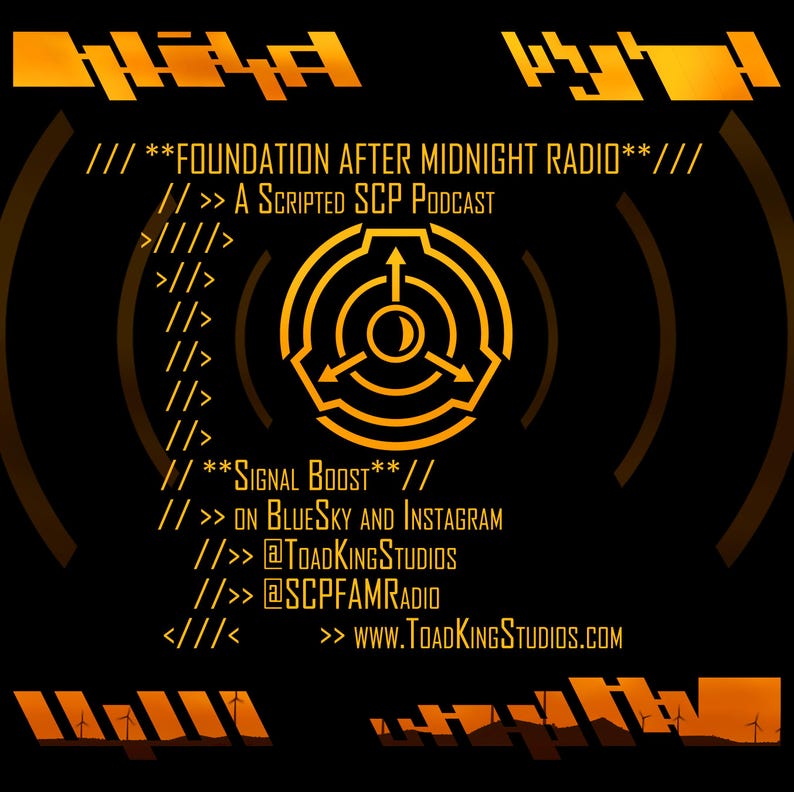 K&ouml;nnte beinhalten: Schwarz-oranges Grafikdesign f&uuml;r "Foundation After Midnight Radio", einen geskripteten SCP-Podcast. Das Design enth&auml;lt den Namen des Podcasts, ein zentrales Symbol und Social-Media-Handles. Die Website-Adresse ist ebenfalls enthalten.