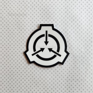 Puede incluir: Un parche con el logotipo de la Fundación SCP en blanco y negro. El parche presenta un símbolo estilizado con tres flechas que apuntan hacia adentro y una flecha central que apunta hacia abajo, todo dentro de un diseño circular.