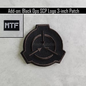 K&ouml;nnte beinhalten: Black Ops SCP Logo-Aufn&auml;her, ca. 7,6 cm Durchmesser, mit einem schwarz-braunen gestickten Design. Der Aufn&auml;her zeigt ein kreisf&ouml;rmiges Emblem mit Pfeilen und Text. Ein kleinerer Aufn&auml;her mit den Buchstaben "MTF" ist ebenfalls enthalten.