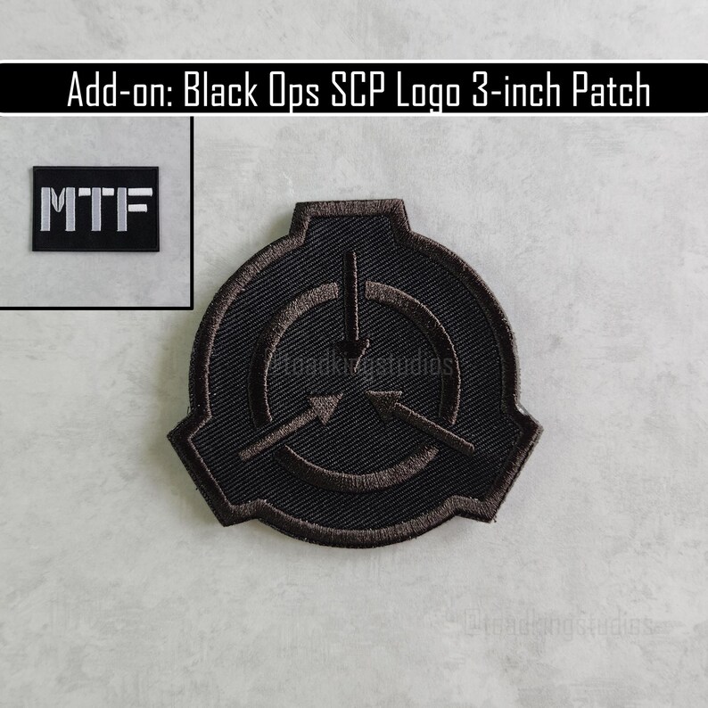 K&ouml;nnte beinhalten: Black Ops SCP Logo-Aufn&auml;her, ca. 7,6 cm Durchmesser, mit einem schwarz-braunen gestickten Design. Der Aufn&auml;her zeigt ein kreisf&ouml;rmiges Emblem mit Pfeilen und Text. Ein kleinerer Aufn&auml;her mit den Buchstaben "MTF" ist ebenfalls enthalten.
