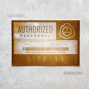 Puede incluir: Una tarjeta de color dorado con el texto "AUTHORIZED PERSONNEL" y "FOUNDATION DEPARTMENT OF TRANSPORTATION VEHICLE PARKING PERMIT GRANTED". La tarjeta también tiene un código de barras y el texto "SITE-13".
