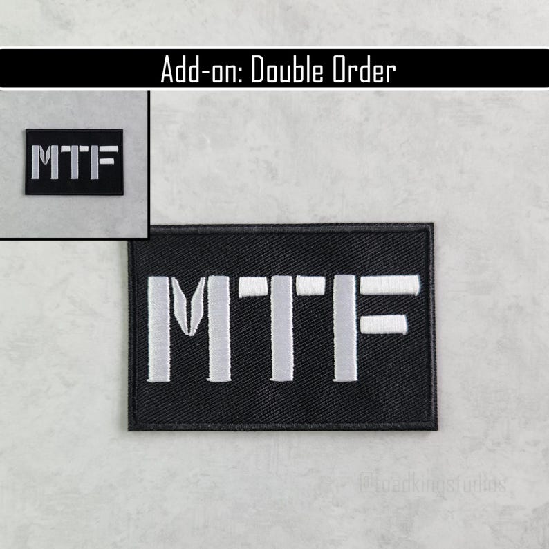 K&ouml;nnte beinhalten: Schwarzer rechteckiger Aufn&auml;her mit den Buchstaben "MTF" in Wei&szlig; gestickt. Der Aufn&auml;her wird vor einem hellgrauen Hintergrund gezeigt. Der Text "Add-on: Double Order" steht oben.