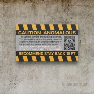 Puede incluir: Un letrero rectangular con rayas diagonales negras y amarillas en la parte superior e inferior. El letrero dice "CAUTION ANOMALOUS" y advierte sobre posibles distorsiones. Recomienda mantenerse a 4,57 metros.