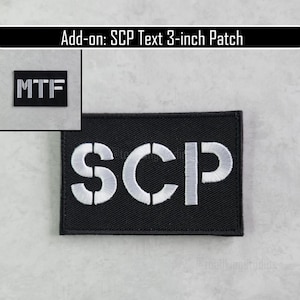 K&ouml;nnte beinhalten: Schwarzer rechteckiger Aufn&auml;her mit den Buchstaben "SCP" in Wei&szlig;, misst 7,6 cm. Ein zus&auml;tzlicher kleinerer Aufn&auml;her mit "MTF" befindet sich in der oberen linken Ecke. Der Text "Add-on: SCP Text 3-inch Patch" steht oben.