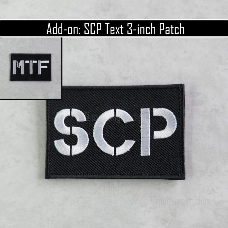 K&ouml;nnte beinhalten: Schwarzer rechteckiger Aufn&auml;her mit den Buchstaben "SCP" in Wei&szlig;, misst 7,6 cm. Ein zus&auml;tzlicher kleinerer Aufn&auml;her mit "MTF" befindet sich in der oberen linken Ecke. Der Text "Add-on: SCP Text 3-inch Patch" steht oben.
