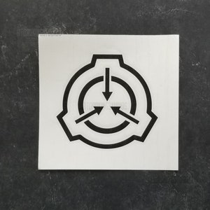 Könnte beinhalten: Schwarz-weißer Aufkleber mit dem SCP-Foundation-Logo. Das Logo ist ein Kreis mit drei nach innen zeigenden Pfeilen, umgeben von einem größeren Kreis mit einer Lücke oben.
