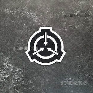 以下が含まれることがあります： SCP財団のロゴが描かれた白黒のステッカー。ロゴは、内向きの矢印が3つと下向きの矢印が1つある円形のデザインで、白い縁で囲まれています。テキスト「@TOADKINGSTUDIOS」が表示されています。