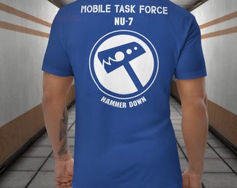 Mobile Sondereinsatzkommando Nu-7 Hammer unten T-Shirt – SCP Foundation MTF Feldagent Bekleidung - POD