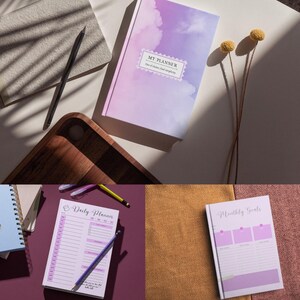 Op de afbeelding: Een verzameling planners met wolkenthema's in paars en wit. Eén planner is open en toont een dagelijkse lay-out, een andere een pagina met maandelijkse doelen. De bovenste planner heeft de tekst "My Planner" en "Out of chaos, find simplicity".