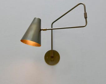 Aplique de pared con brazo oscilante ajustable de latón - Estilo moderno de mediados de siglo