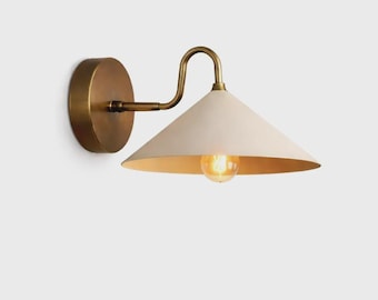 Aplique de parede cônico em latão estilo meados do século XX – Luminária moderna e artesanal para quarto
