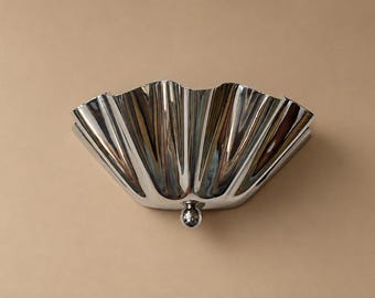 Mid Century Brass Flower Wall Sconce – Scalloped Petal Wall Light – Vintage Modern Bedroom & Bathroom Vanity Lamp