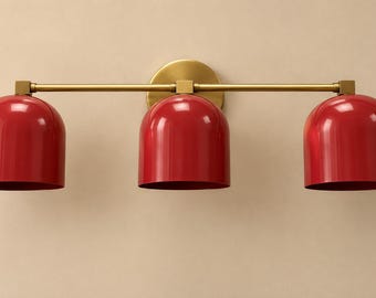 Lámpara de tocador de estilo moderno de mediados de siglo, aplique de pared de latón de 3 luces con pantallas rojas.