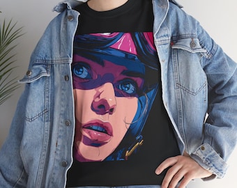 Puede incluir: Camiseta negra con una ilustración de estilo pop art del rostro de una mujer con casco. La obra de arte utiliza una paleta de colores vibrantes de rosa, azul y tonos melocotón. Los ojos de la mujer son de un azul llamativo.