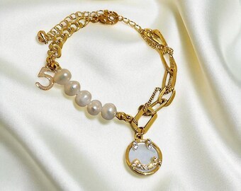 Pulsera con números y cara sonriente de diamantes con incrustaciones de perlas de agua dulce para mujer