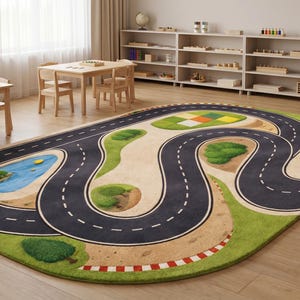 Könnte beinhalten: Ein ovaler Spielteppich mit Rennstrecken-Design. Der Teppich hat eine schwarze Asphaltstrecke mit weißen gestrichelten Linien, grünes Gras, einen blauen Teich und eine beige Landschaft. Der Teppich ist von einem grünen Rand mit rot-weißen Streifen umgeben.