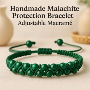 Puede incluir: Pulsera de protección de malaquita hecha a mano con diseño de macramé ajustable. La pulsera presenta una doble fila de cuentas de malaquita verde, tejidas con un cordón de macramé verde a juego. El diseño ajustable permite un ajuste cómodo.
