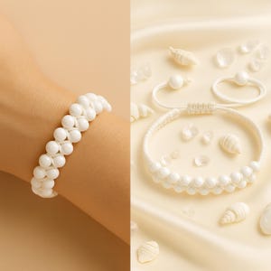 Puede incluir: Conjunto de pulseras de cuentas blancas, un anillo y una goma para el pelo. Las pulseras tienen una doble hilera de cuentas blancas. El anillo y la goma para el pelo tienen cada uno una sola cuenta blanca. El conjunto está sobre un fondo crema.