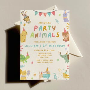 Puede incluir: Una colorida invitación de cumpleaños con el texto "LLAMANDO A TODOS LOS ANIMALES DE FIESTA" y "2º CUMPLEAÑOS DE WILLIAM". La invitación presenta ilustraciones de animales con sombreros de fiesta, como un mono, un perro, un conejo y un oso.
