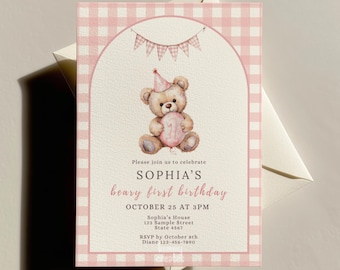 Invitación para fiesta de osito de peluche. Plantilla de invitación para el primer cumpleaños de un osito de peluche. Invitación para el primer cumpleaños de una niña osito de peluche. Invitación rosa a cuadros.