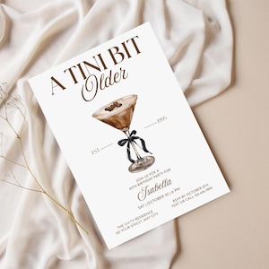 Tini Bit Older-festinbjudan Espresso Martini-födelsedagsinbjudningsmall Vuxen födelsedagsfestinbjudan Redigerbar rosettinbjudan till cocktailparty bild 6