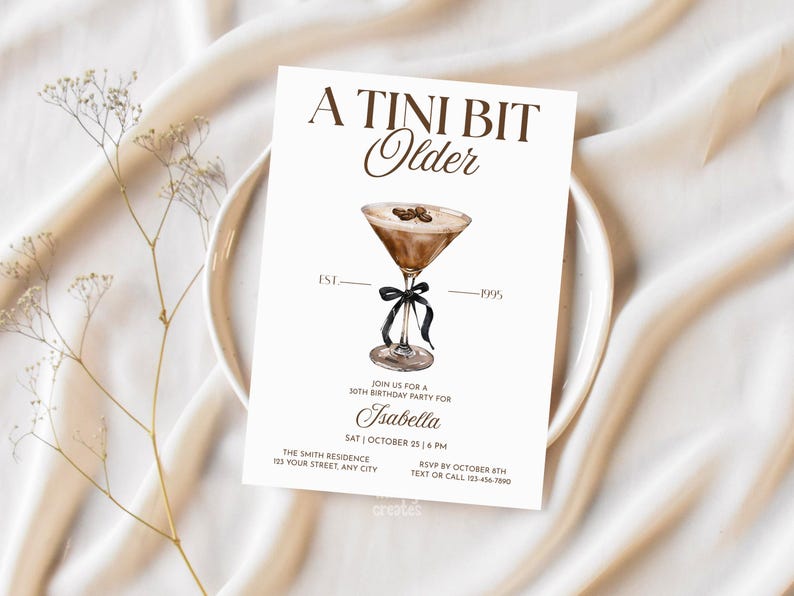 Tini Bit Older-festinbjudan Espresso Martini-födelsedagsinbjudningsmall Vuxen födelsedagsfestinbjudan Redigerbar rosettinbjudan till cocktailparty bild 2