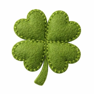 Op de afbeelding: Een handgemaakte klaver met vier bladeren van groen vilt. De hartvormige bladeren zijn aan elkaar gestikt met lichtgroen garen en de randen zijn ook gestikt. De stengel heeft de vorm van een gebogen, langwerpig blad.