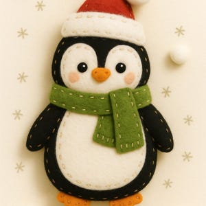 Peut inclure: Ornement de pingouin en feutre fait à la main. Le pingouin est noir et blanc avec un bonnet de Père Noël rouge, une écharpe verte et des pieds orange. Le fond est beige clair avec des flocons de neige et des boules blanches.