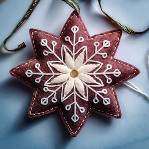 Puede incluir: Un juego de tres tazas de cerámica con un acabado mate moteado. Las tazas son de color crema, gris claro y gris oscuro. Cada taza tiene un diseño simple y minimalista y un asa redondeada.