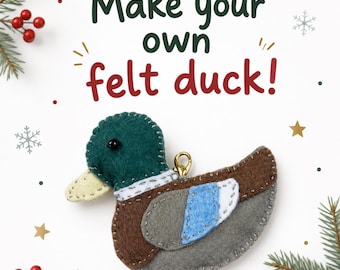 Puede incluir: Un adorno de pato de fieltro con cabeza verde oscuro, pico crema, cuerpo marrón y gris, y un ala azul. El texto "Make your own felt duck!" aparece impreso sobre el pato, rodeado de bayas rojas, ramas de pino y estrellas doradas.