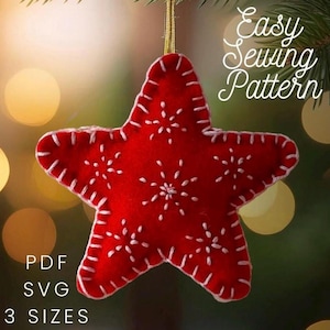 Könnte beinhalten: Ein roter Stern-Anhänger aus Filz mit weißen handgestickten Details und einer goldenen Aufhängeschnur. Der Text "Easy Sewing Pattern" ist oben zu sehen, während "PDF SVG 3 SIZES" unten im Bild aufgedruckt ist.