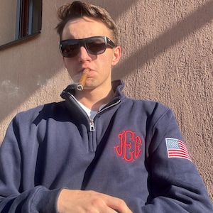 Kundenspezifisches Monogramm-Viertel-Reißverschluss-Sweatshirt, bestickter Pullover mit USA-Flaggenärmeln