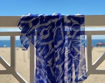 Enzaly White and Royal Blue print sarong