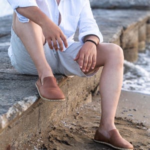Breathable leather slip-ons for men who value nature, movement and authenticity.