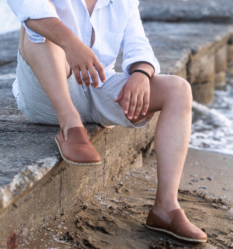 Breathable leather slip-ons for men who value nature, movement and authenticity.