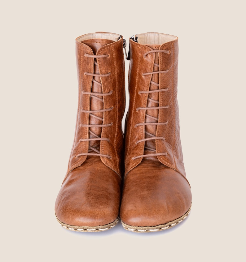 Zero-drop leather barefoot design for natural walking alignment.
