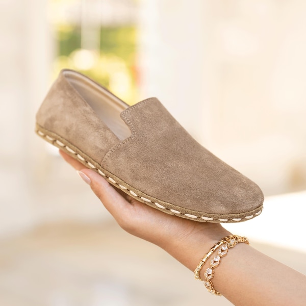 Barfuß-Slip für Frauen im Alltag – Handgefertigter Beige Wildleder Loafer, Kupfererdung, Breite Zehenbox