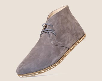 Bottines chukka pieds nus pour femmes : cuir nubuck, bout large, cendre