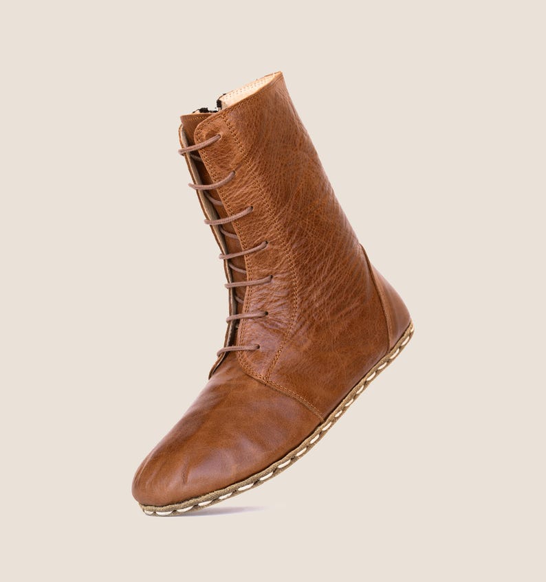 Wide toe box earthing shoe crafted from genuine breathable leather.