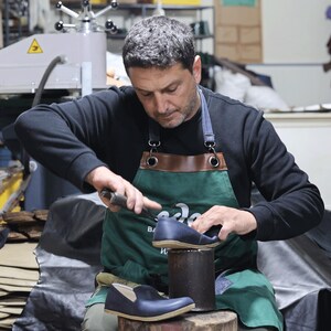 Breathable leather upper and flexible sole for everyday comfort, travel and nature walks.