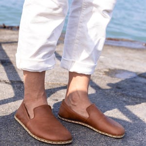 Handcrafted men’s grounding slip-ons in full-grain leather, built for barefoot freedom.