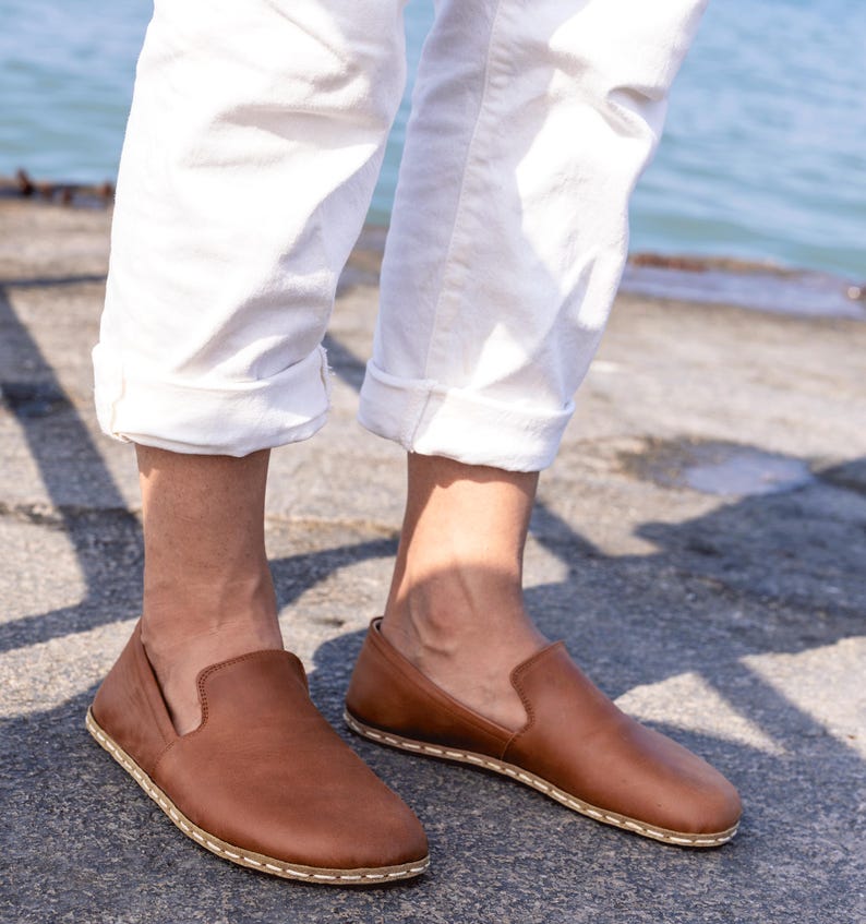 Handcrafted men’s grounding slip-ons in full-grain leather, built for barefoot freedom.